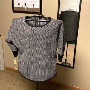 Womens 3/4 sleeve sweater in great condition.